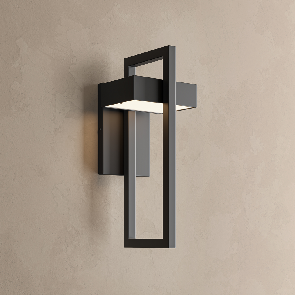 Applique extérieure lanterne noire en inox allumée en blanc chaud, vue de trois quarts sur un mur enduit beige