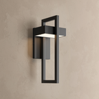 Applique extérieure lanterne noire en inox allumée en blanc chaud, vue de trois quarts sur un mur enduit beige