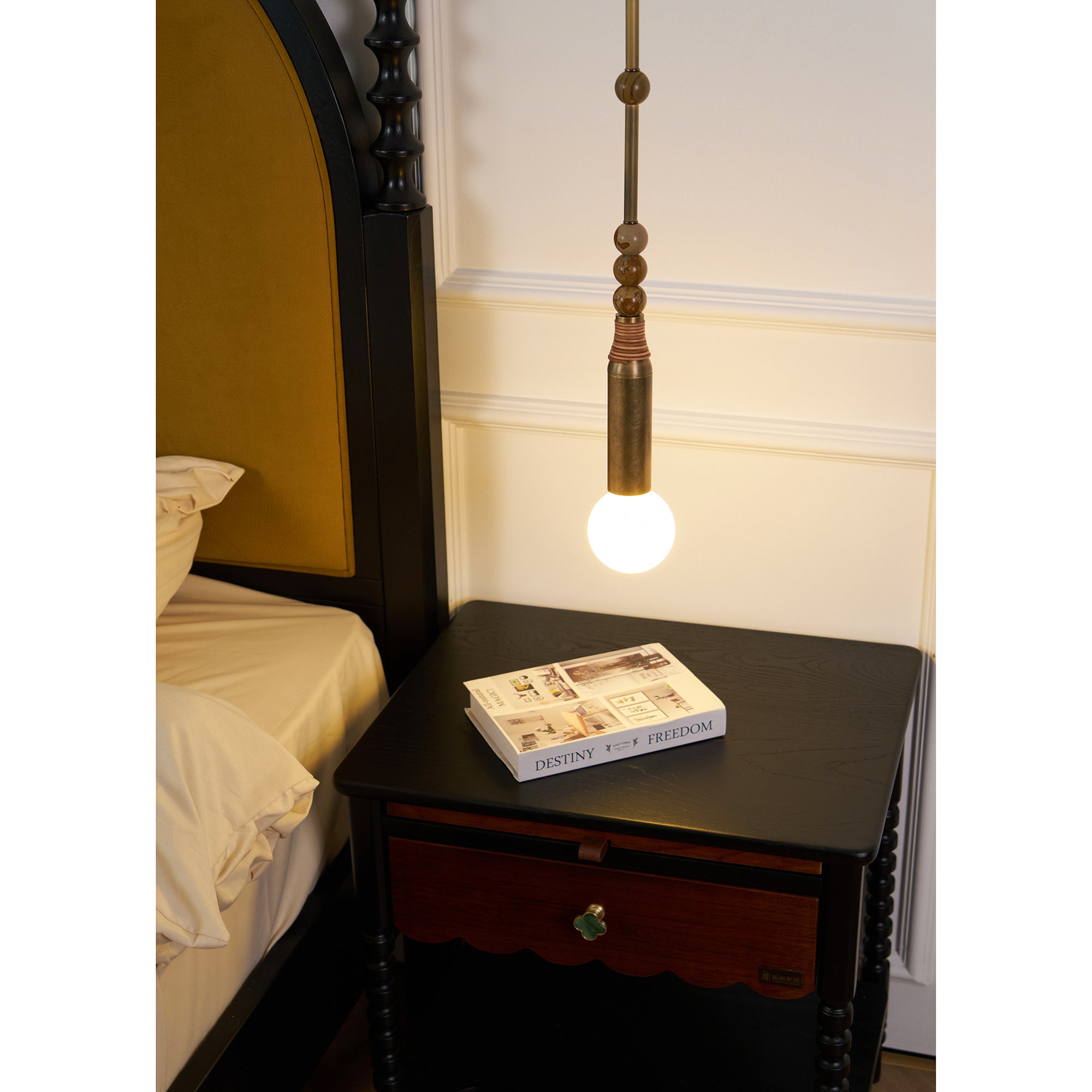Suspension moderne Grant en Laiton ancien et noir marbre