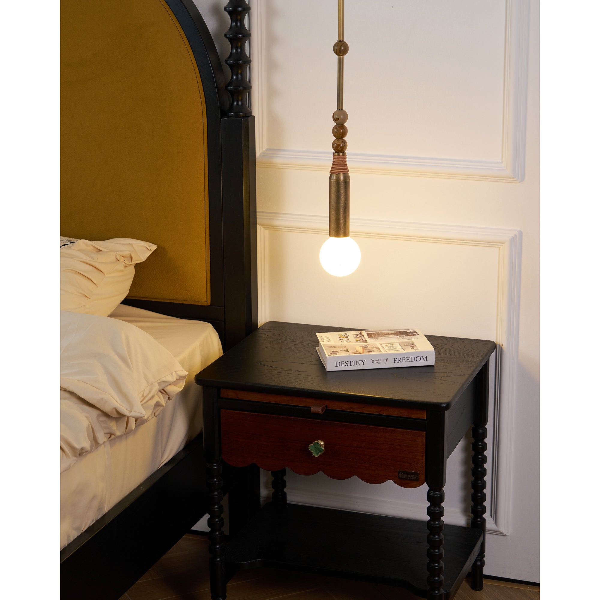 Suspension moderne Grant en Laiton ancien et noir marbre