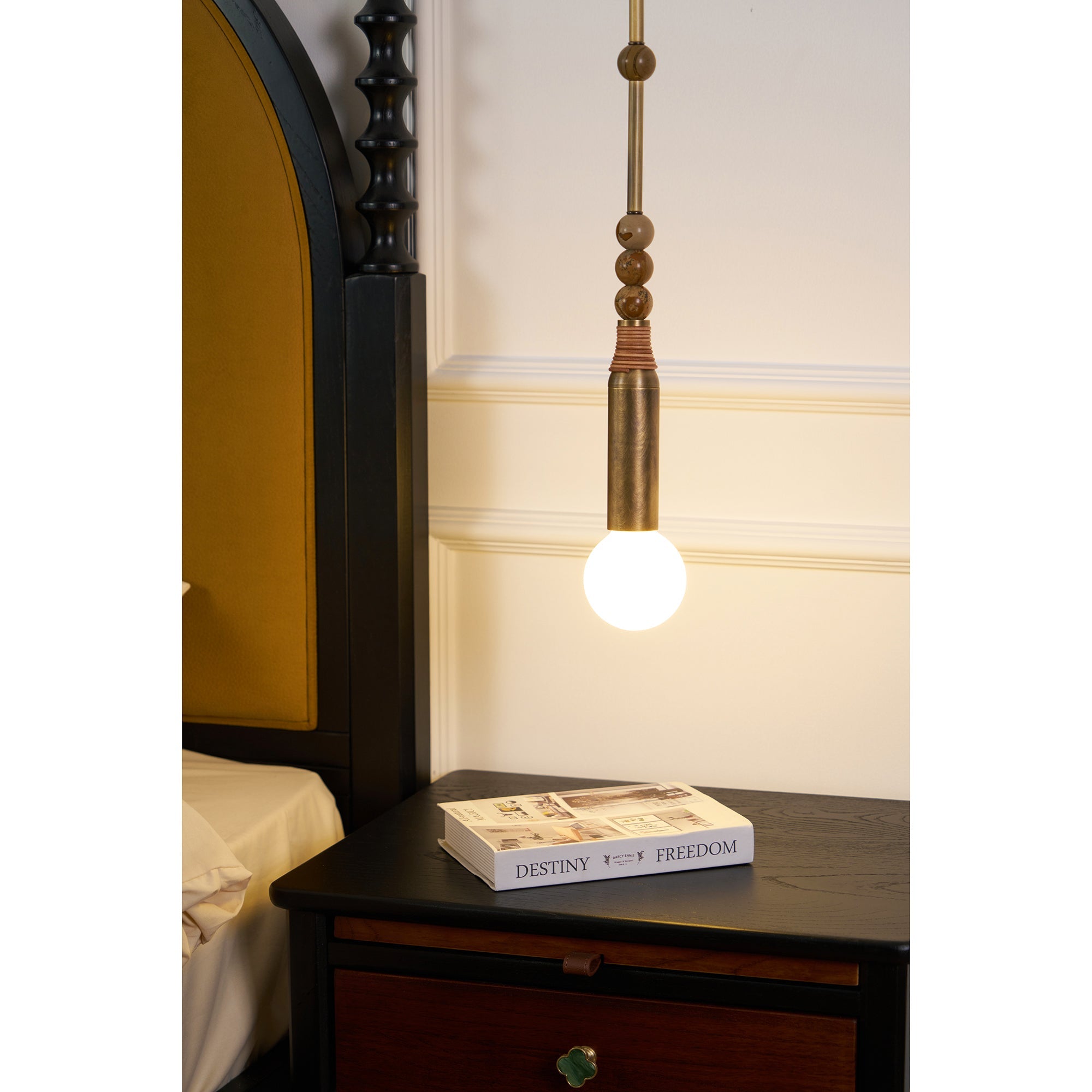 Suspension moderne Grant en Laiton ancien et noir marbre