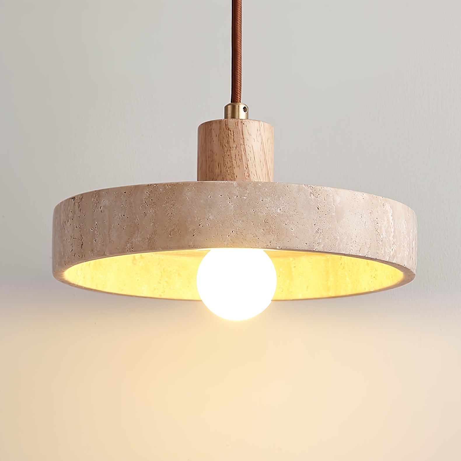 Suspension moderne Lenni en Noyer bois et travertin jaune