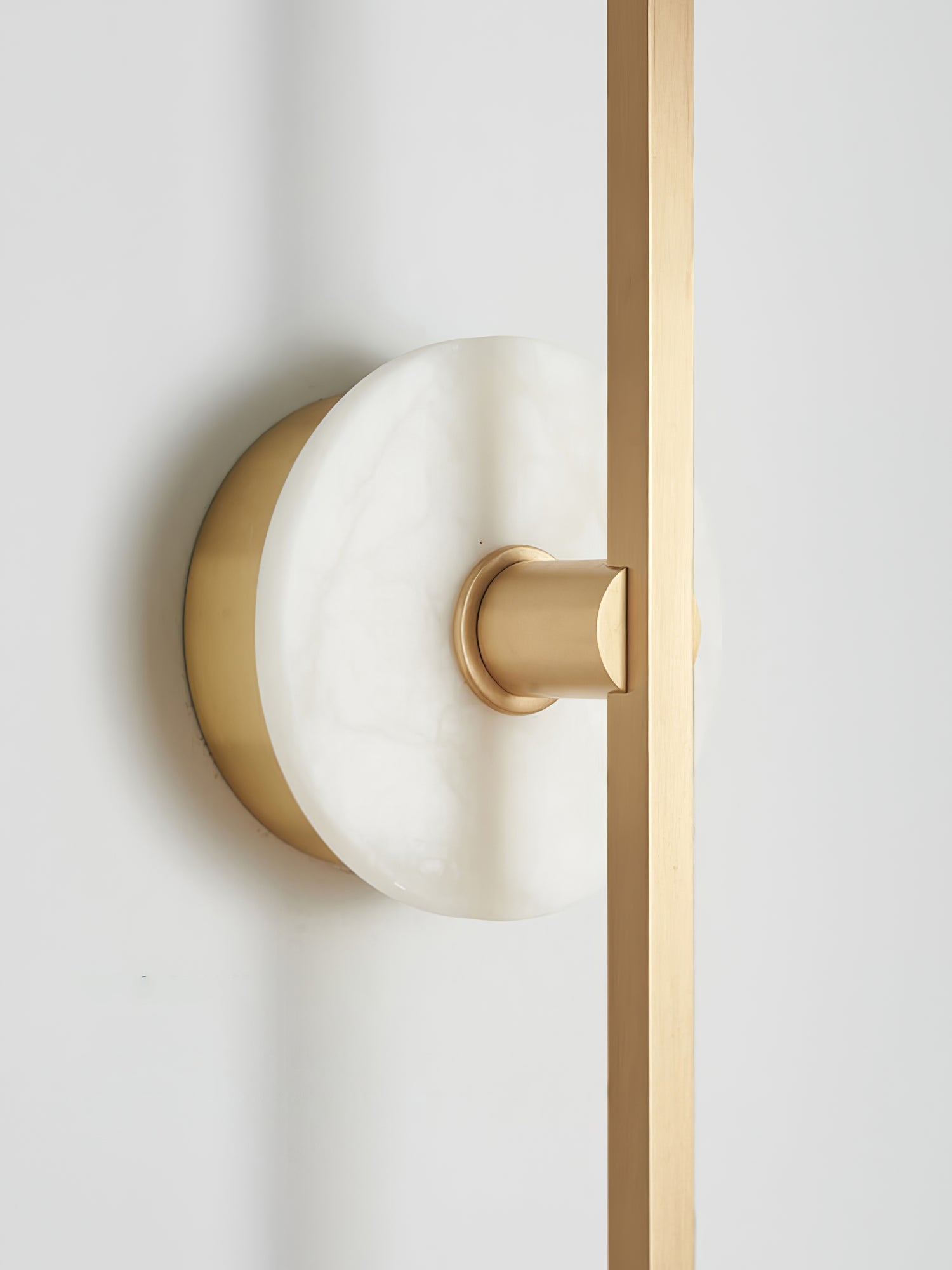 Applique murale moderne Brady en pierre, Marbre Blanc albâtre et doré