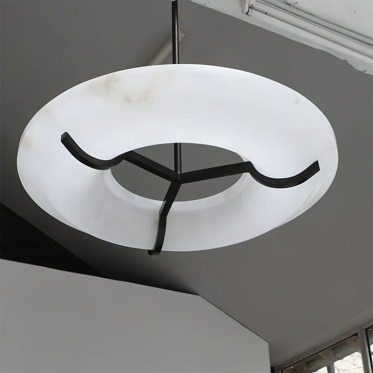Suspension moderne Lance en Albâtre Noir et blanc