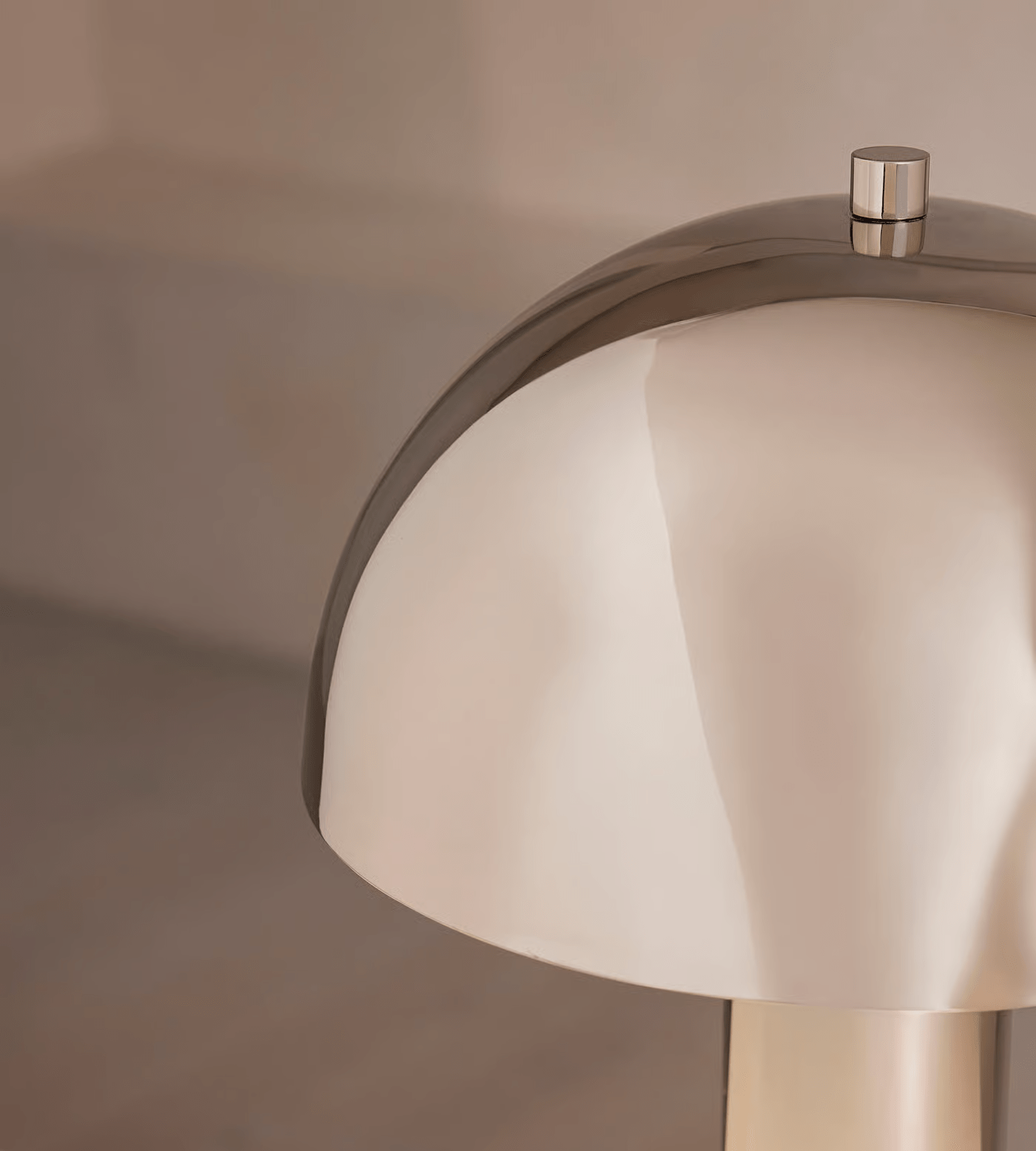Lampe à poser moderne Agaton en chrome Gris et beige