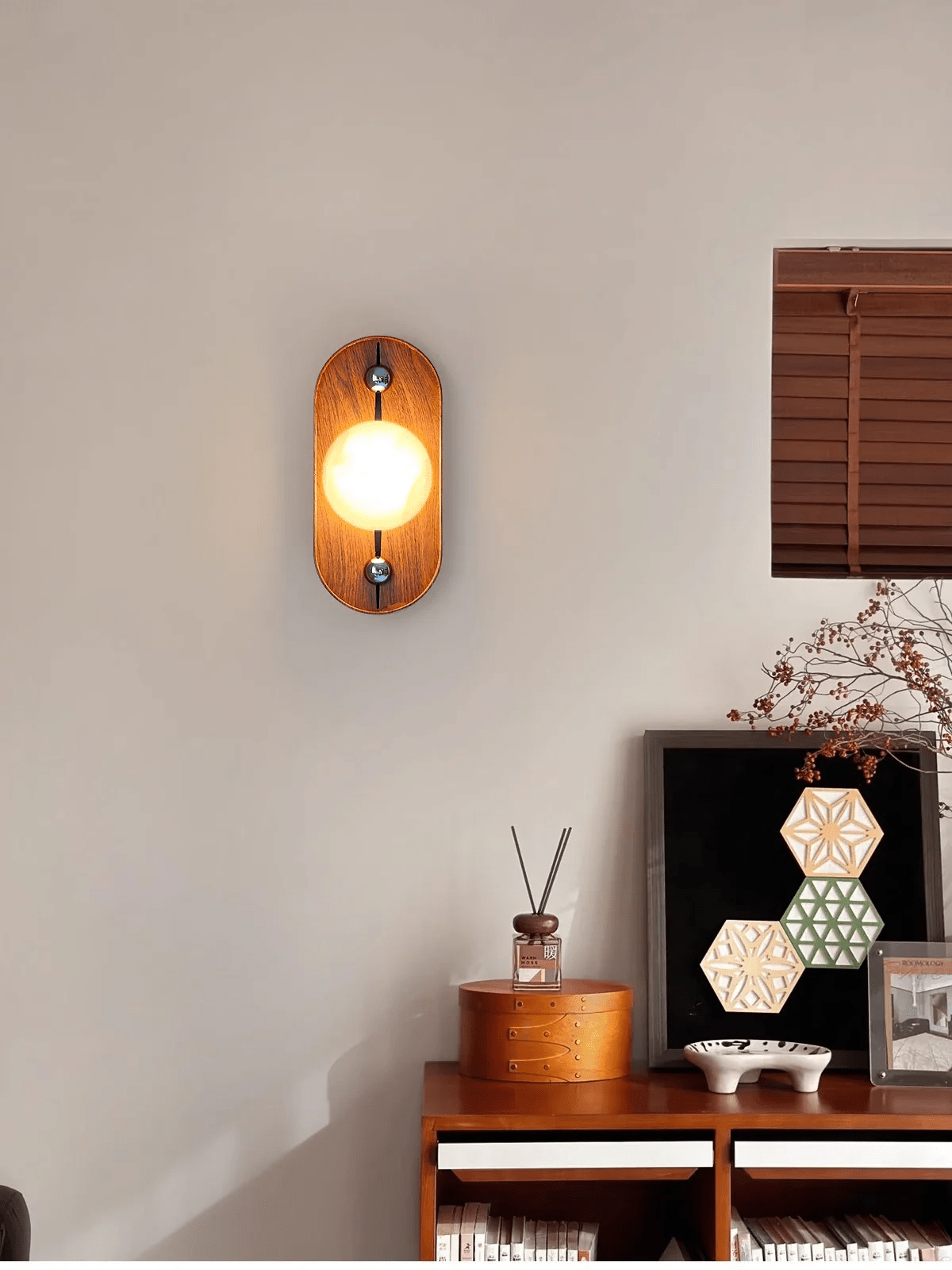 Applique murale moderne Hallfred en Albâtre Noyer bois et blanc