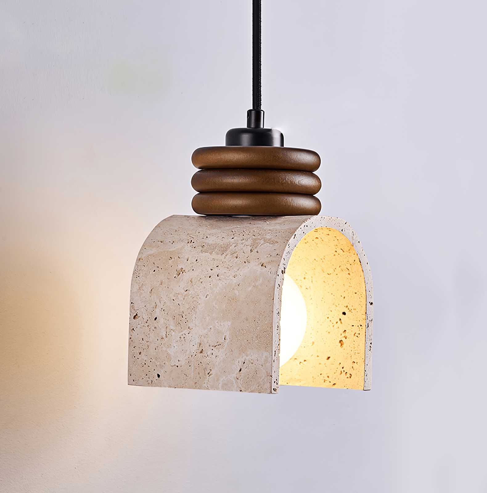 Suspension moderne Urho en Noyer bois et travertin jaune