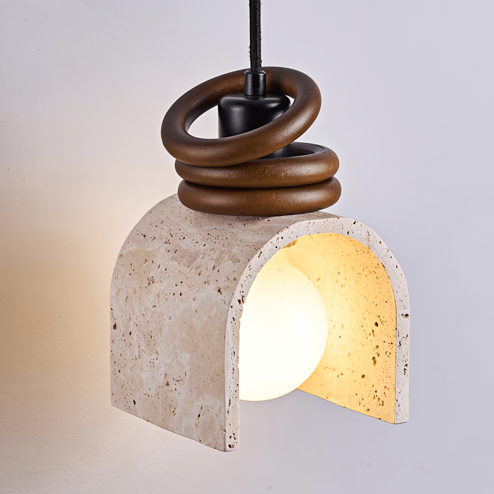 Suspension moderne Urho en Noyer bois et travertin jaune