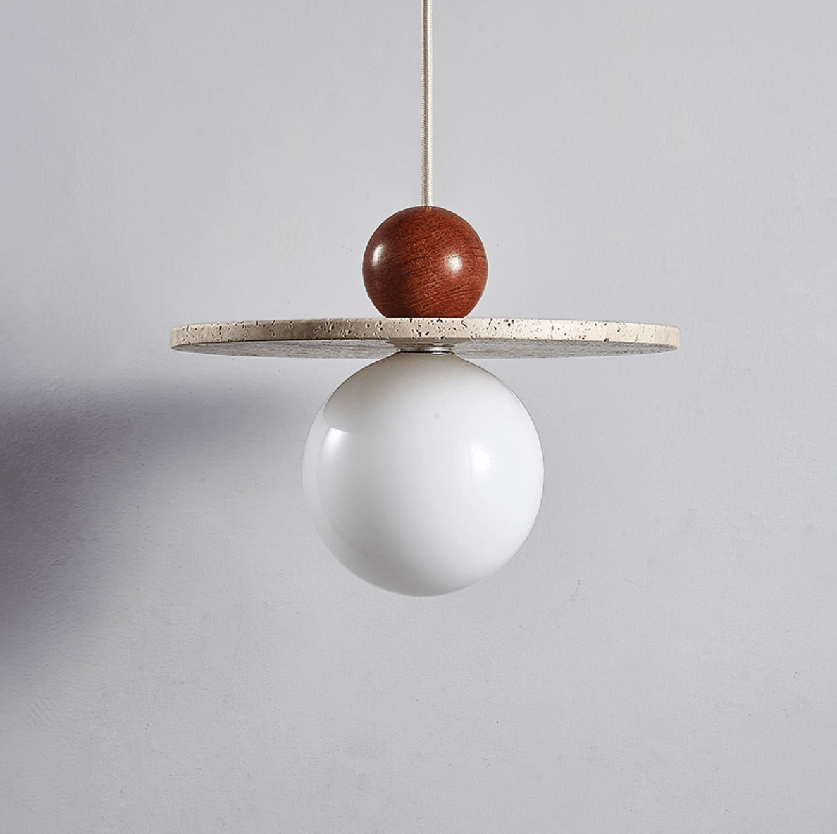 Suspension moderne Hjalmar en Travertin jaune et rouge bois