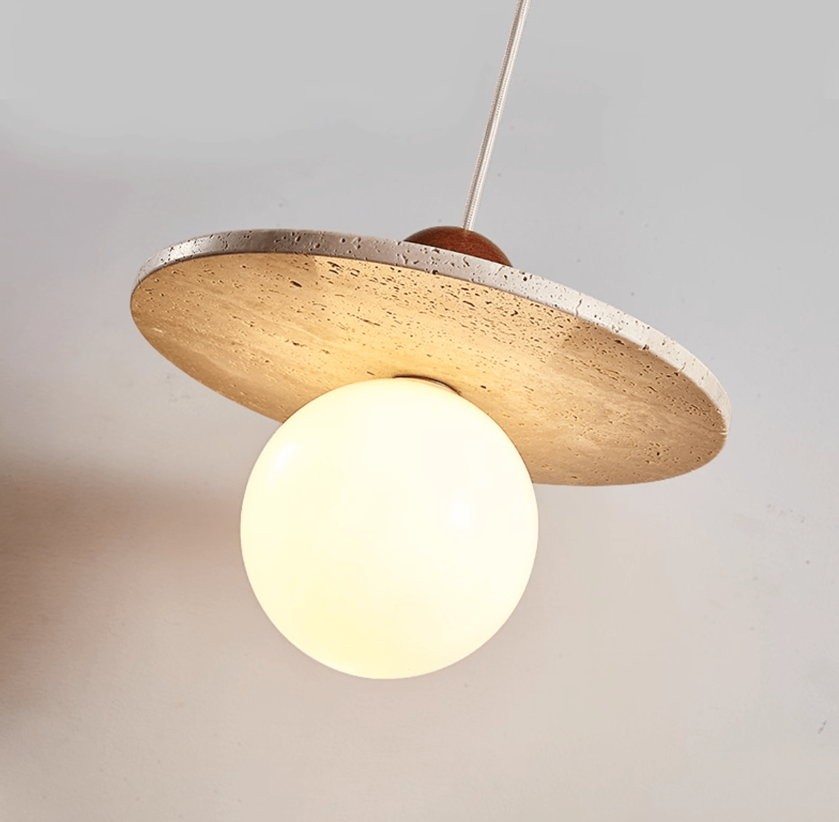 Suspension moderne Hjalmar en Travertin jaune et rouge bois