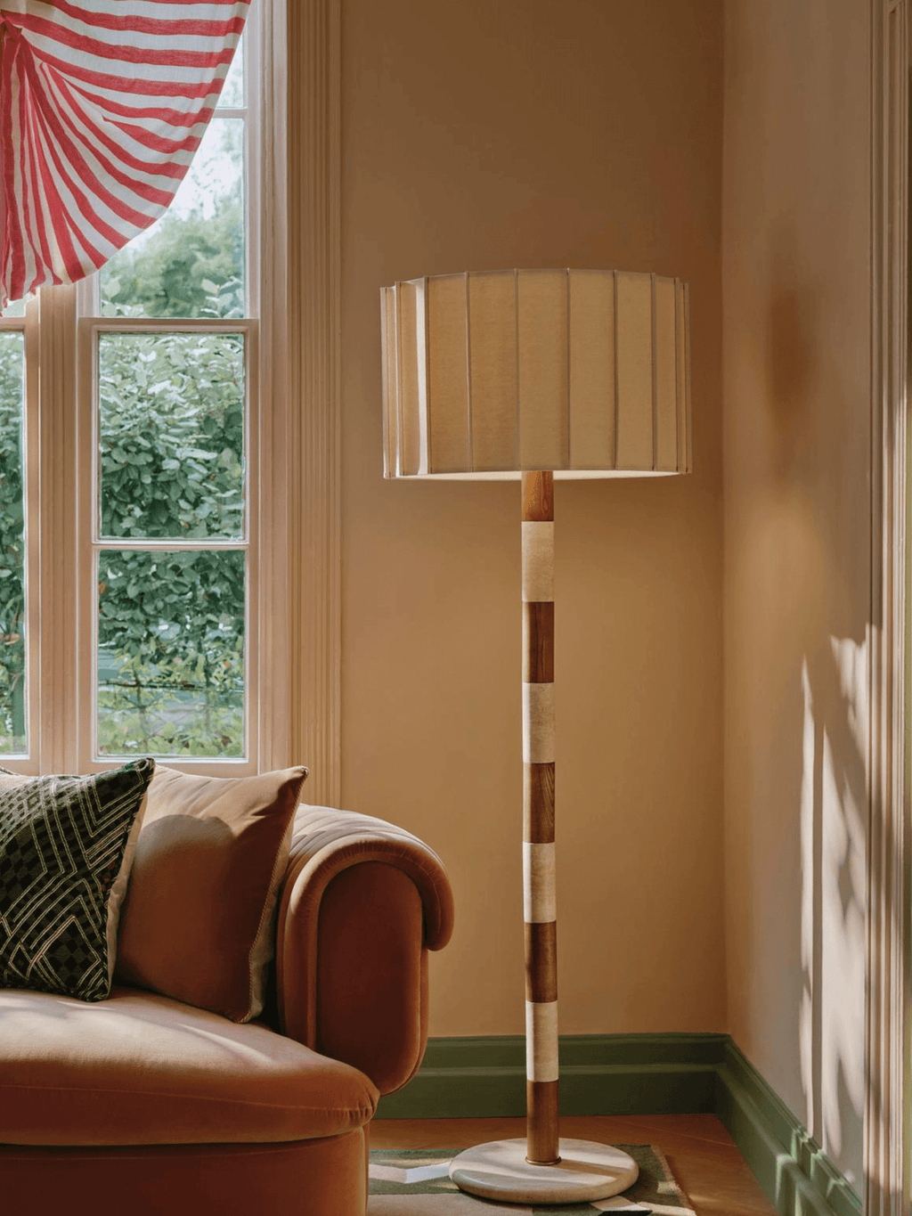 Lampadaire moderne Kaarlo en Travertin jaune et rouge et beige
