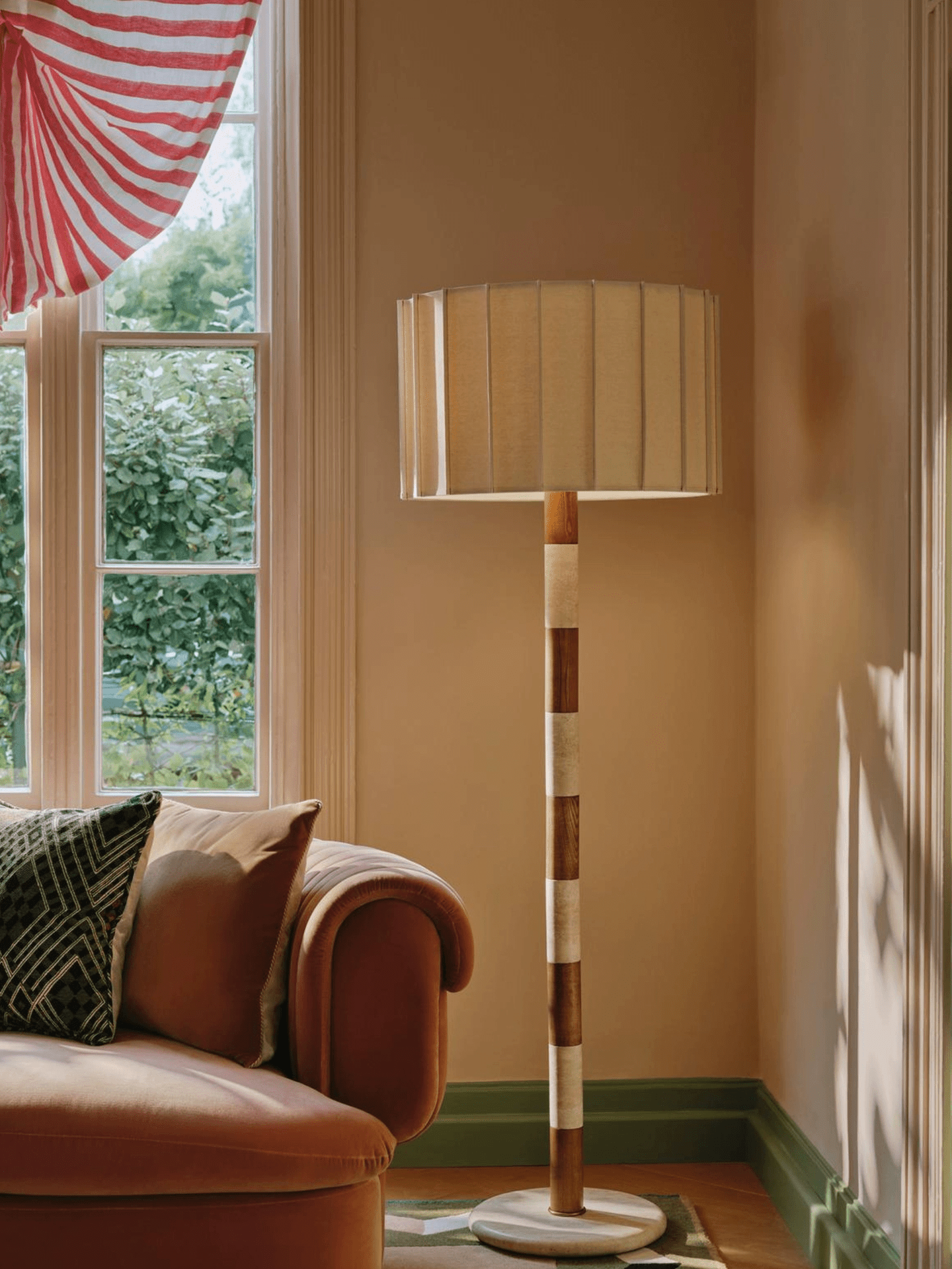 Lampadaire moderne Kaarlo en Travertin jaune et rouge et beige