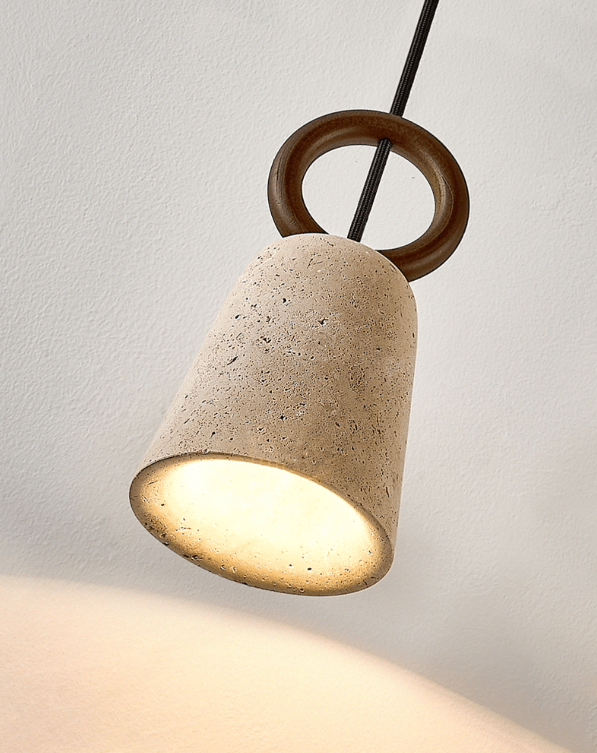 Suspension moderne Ansel en pierre Travertin jaune et noyer