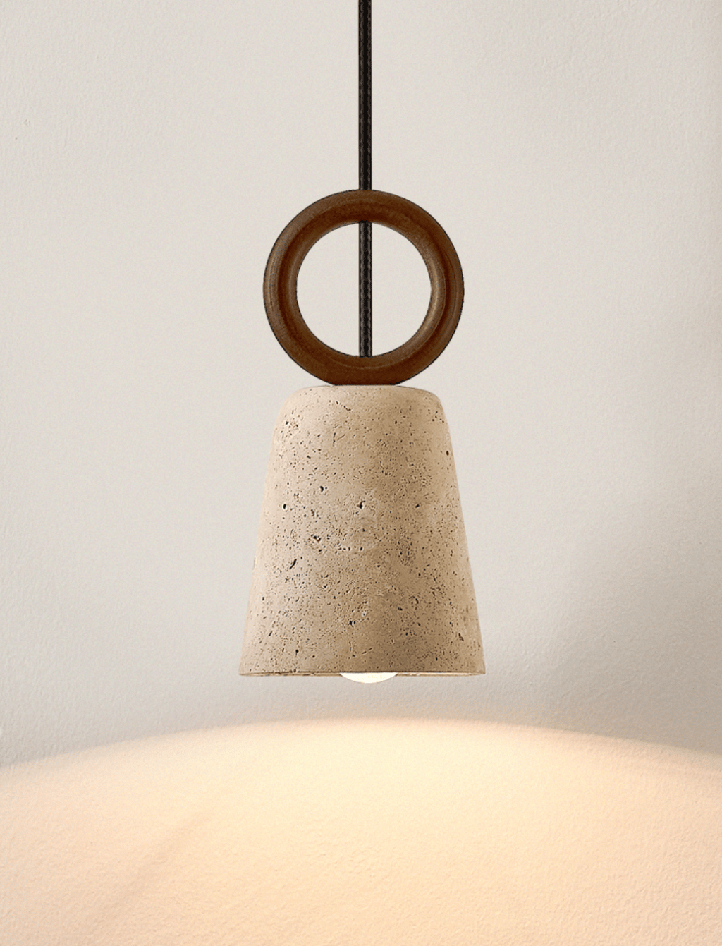 Suspension moderne Ansel en pierre Travertin jaune et noyer