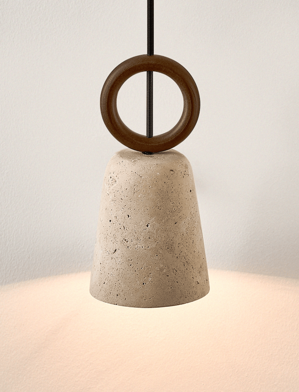 Suspension moderne Ansel en pierre Travertin jaune et noyer