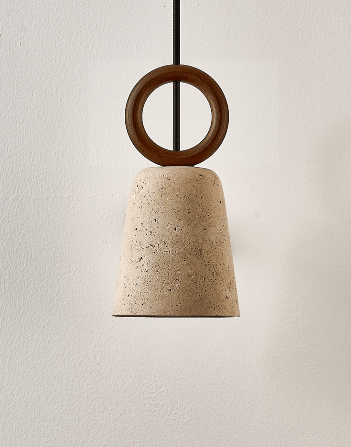 Suspension moderne Ansel en pierre Travertin jaune et noyer