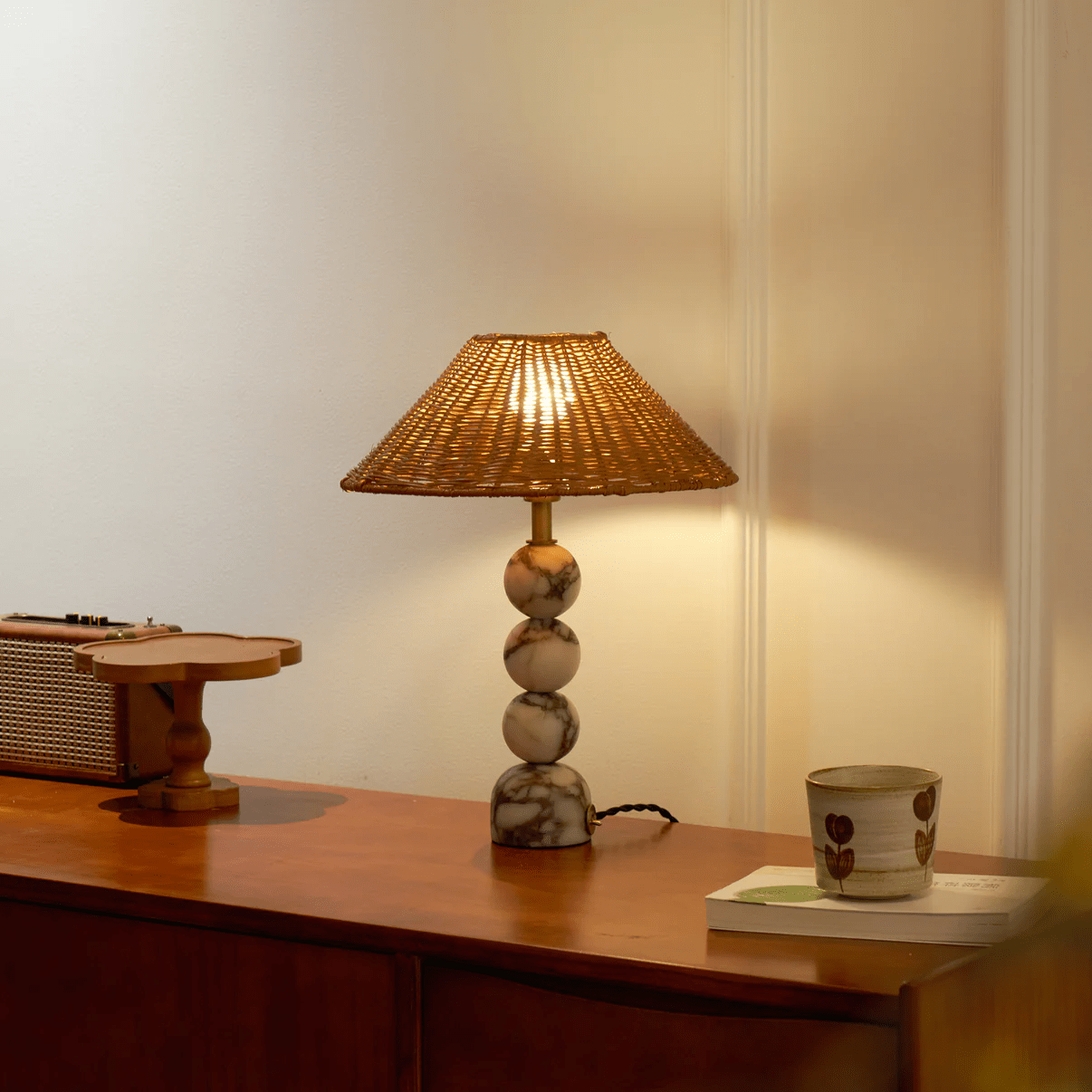 Lampe à poser moderne Eyvindur en Blanc et noir marbre et Rotin naturel