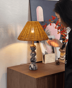 Lampe à poser moderne Eyvindur en Blanc et noir marbre et Rotin naturel