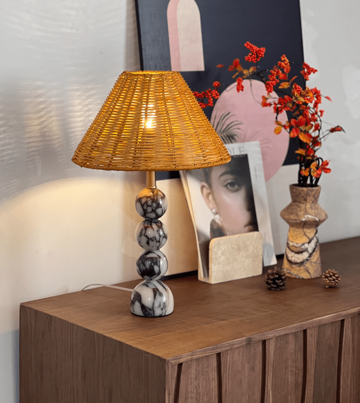 Lampe à poser moderne Eyvindur en Blanc et noir marbre et Rotin naturel