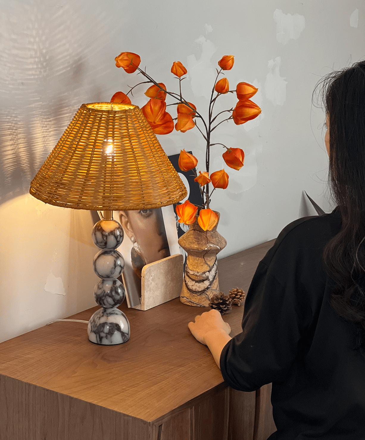 Lampe à poser moderne Eyvindur en Blanc et noir marbre et Rotin naturel