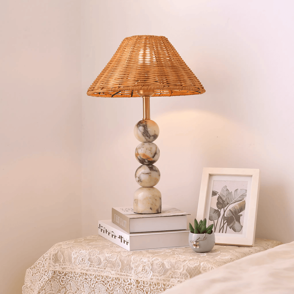 Lampe à poser moderne Eyvindur en Blanc et noir marbre et Rotin naturel
