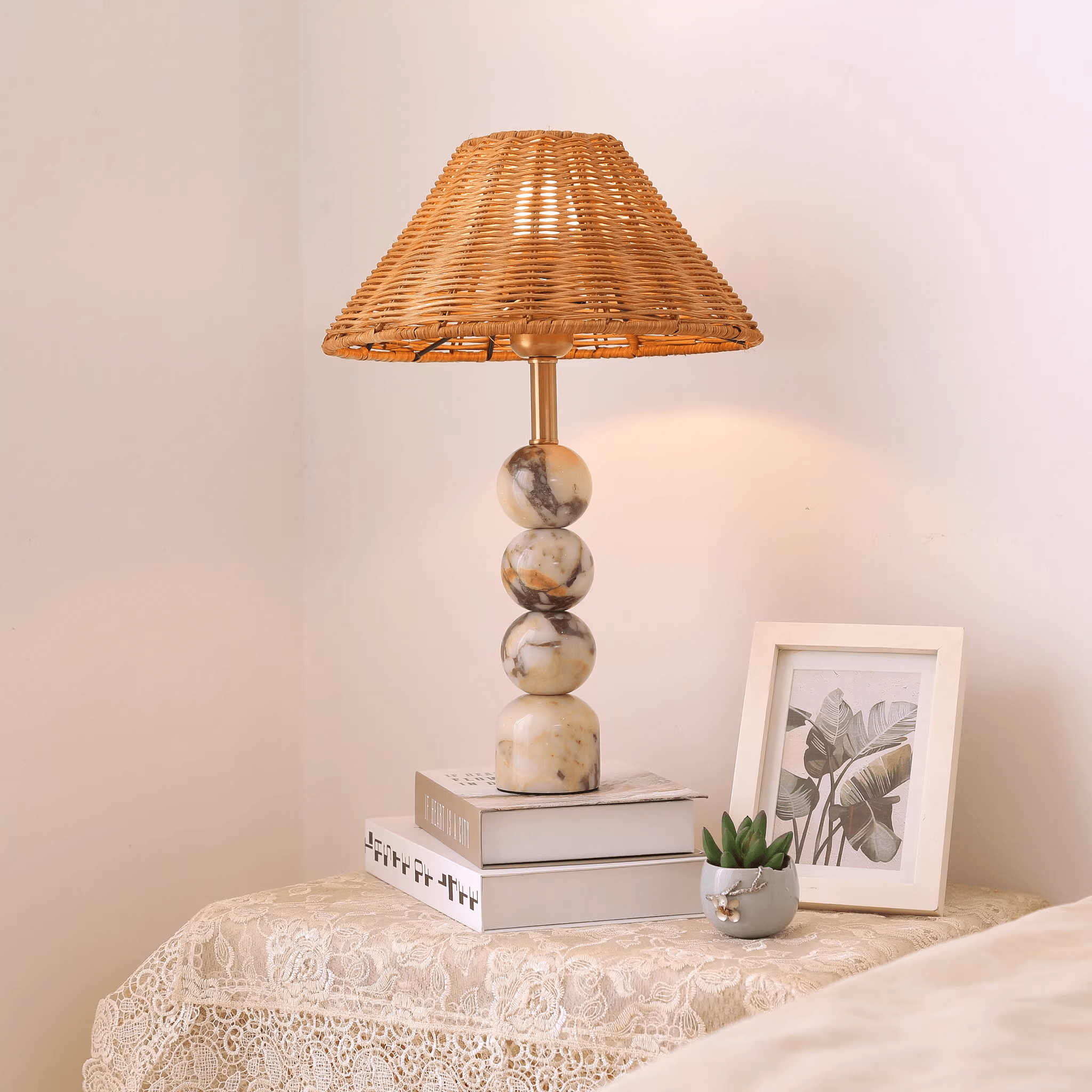 Lampe à poser moderne Eyvindur en Blanc et noir marbre et Rotin naturel
