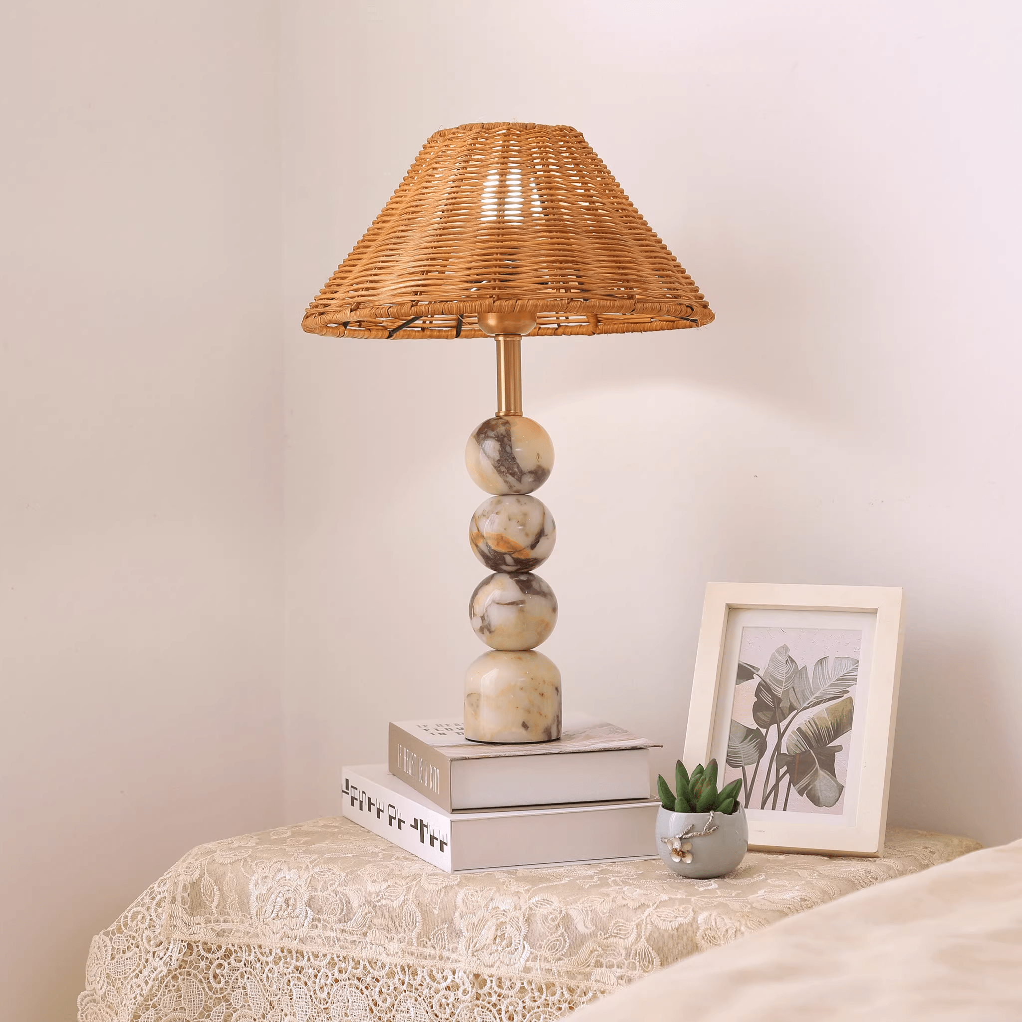 Lampe à poser moderne Eyvindur en Blanc et noir marbre et Rotin naturel