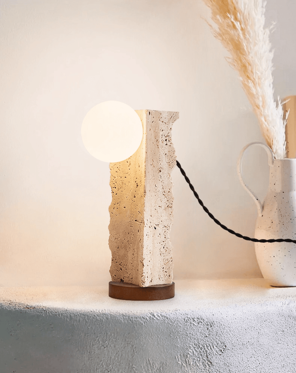 Lampe à poser moderne Cadogan en Travertin jaune et noyer