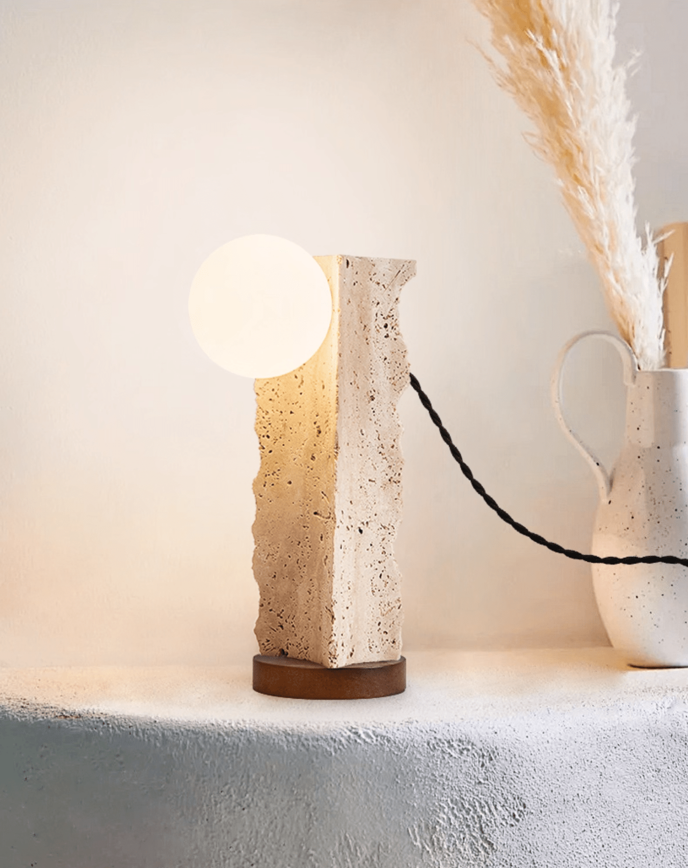 Lampe à poser moderne Cadogan en Travertin jaune et noyer