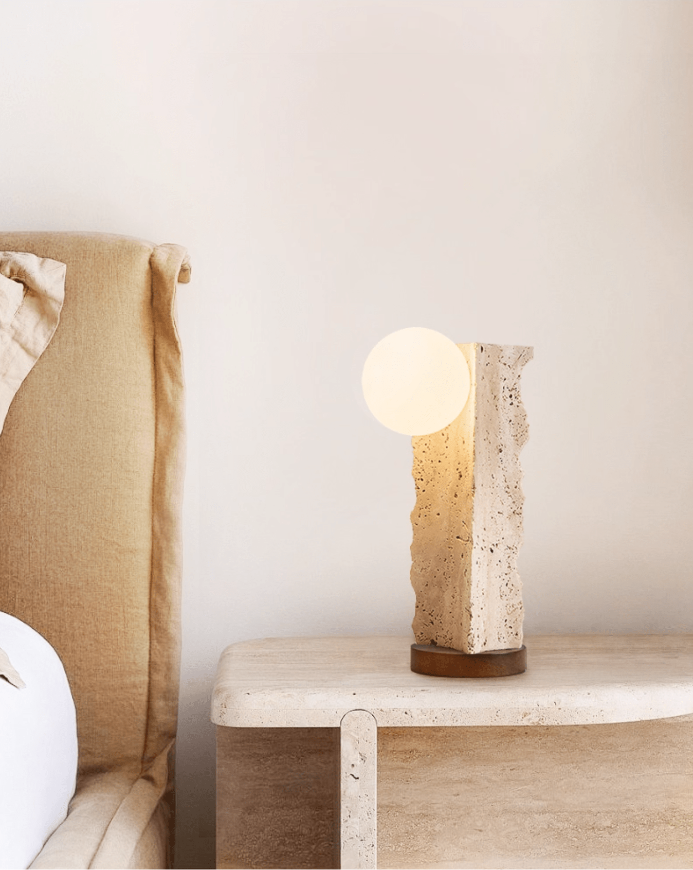 Lampe à poser moderne Cadogan en Travertin jaune et noyer