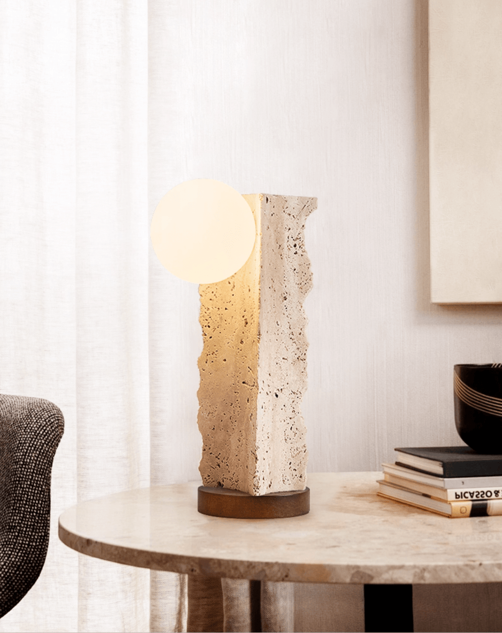 Lampe à poser moderne Cadogan en Travertin jaune et noyer