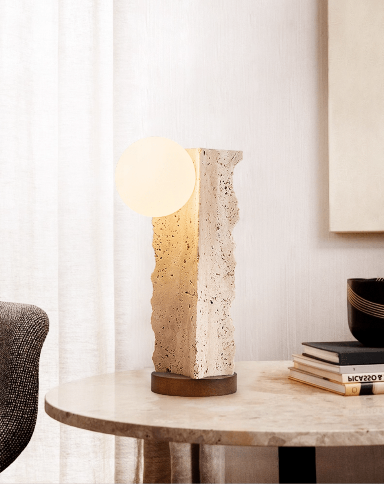 Lampe à poser moderne Cadogan en Travertin jaune et noyer