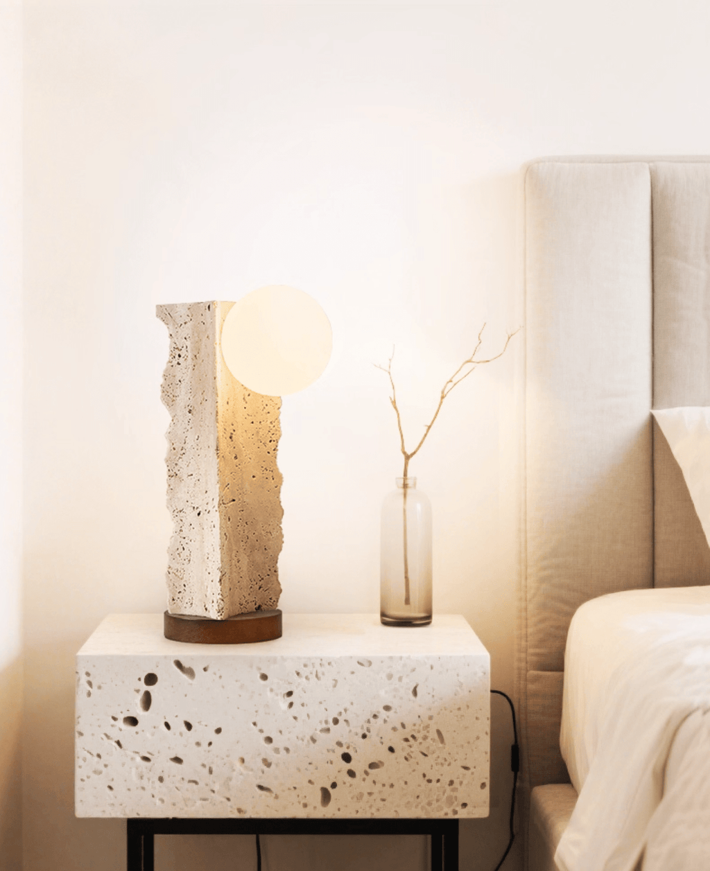 Lampe à poser moderne Cadogan en Travertin jaune et noyer