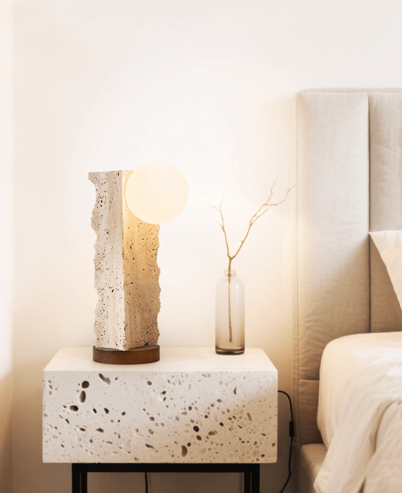 Lampe à poser moderne Cadogan en Travertin jaune et noyer