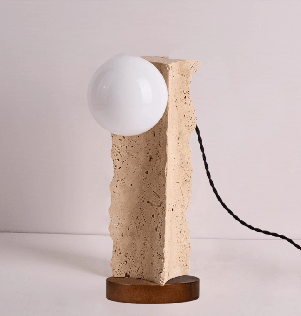 Lampe à poser moderne Cadogan en Travertin jaune et noyer