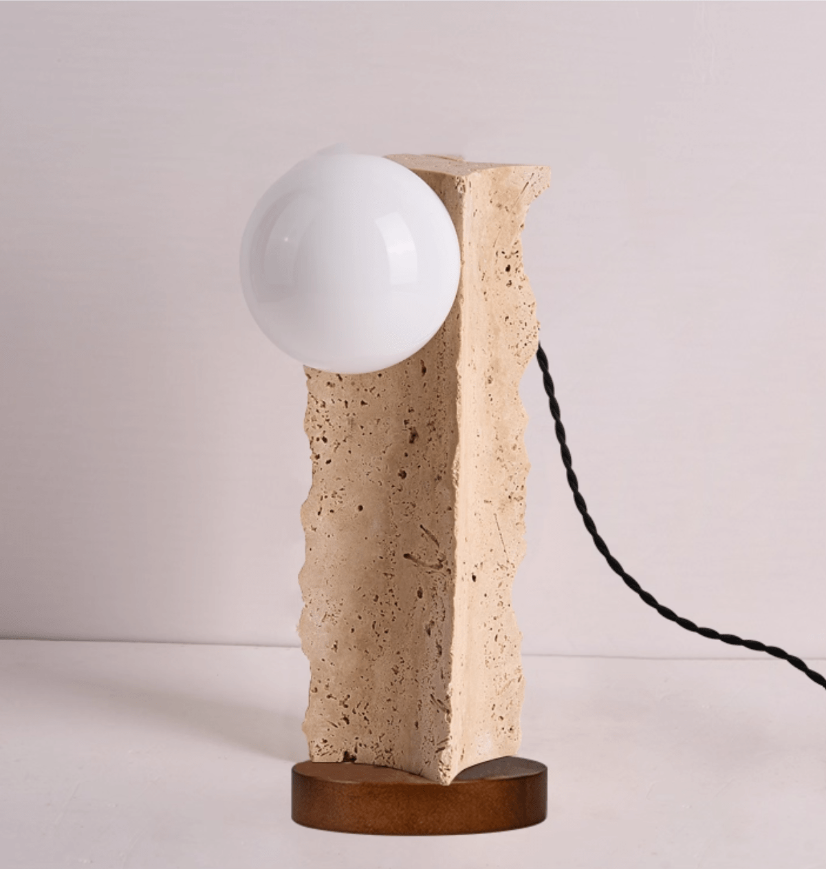 Lampe à poser moderne Cadogan en Travertin jaune et noyer