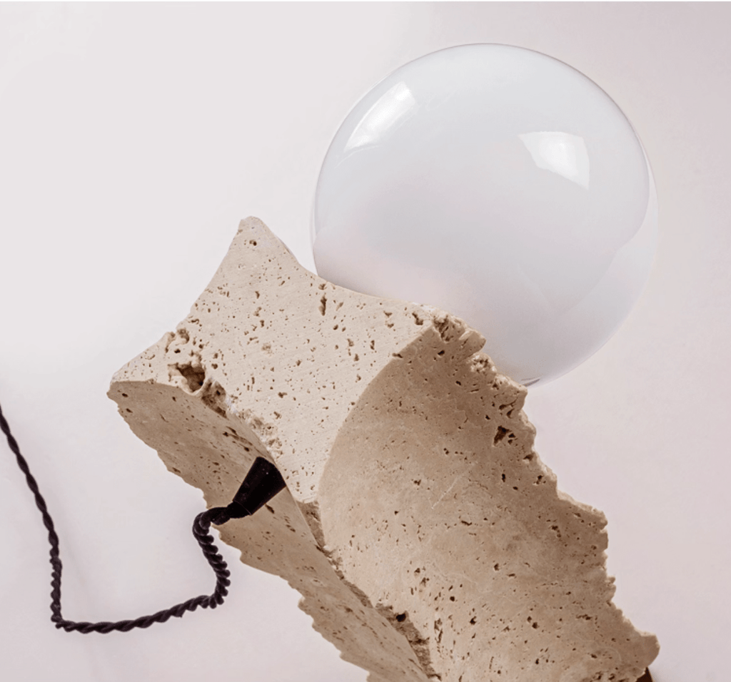 Lampe à poser moderne Cadogan en Travertin jaune et noyer
