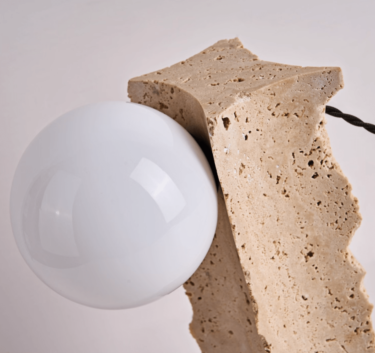 Lampe à poser moderne Cadogan en Travertin jaune et noyer