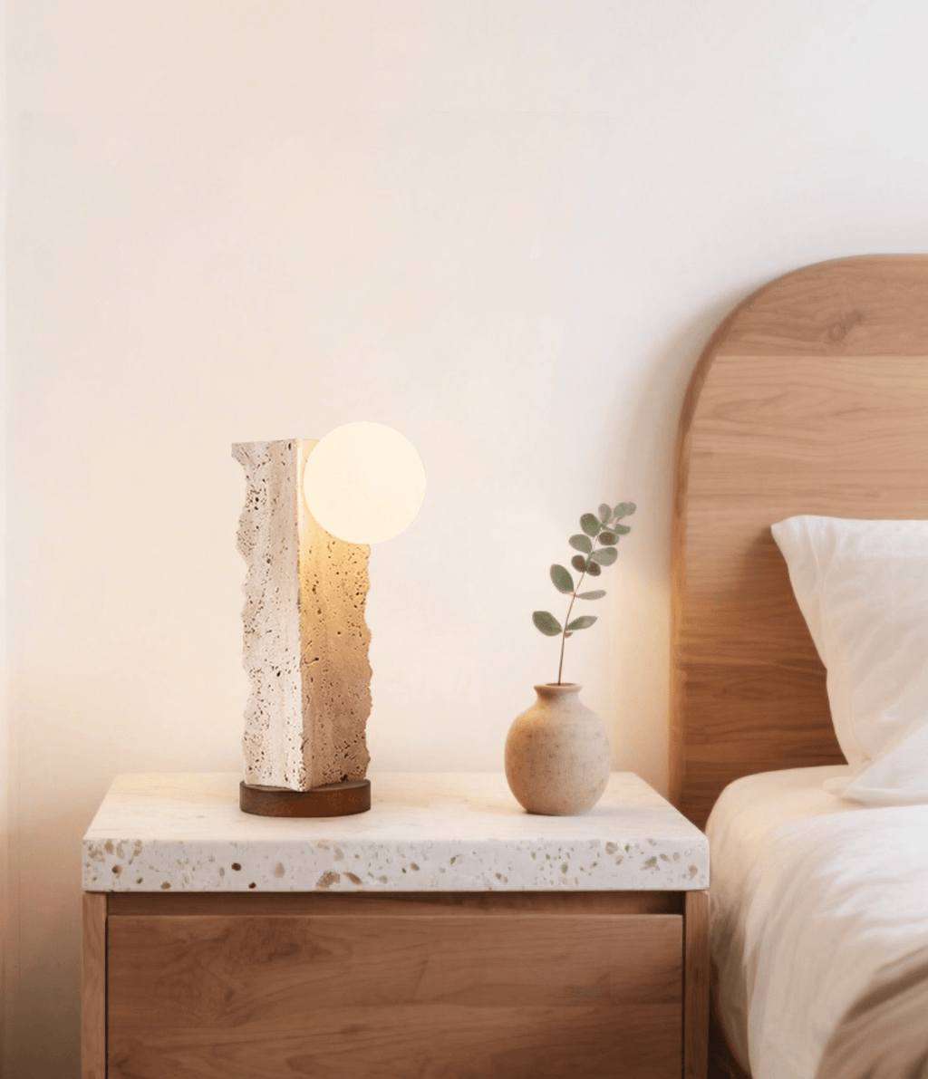 Lampe à poser moderne Cadogan en Travertin jaune et noyer