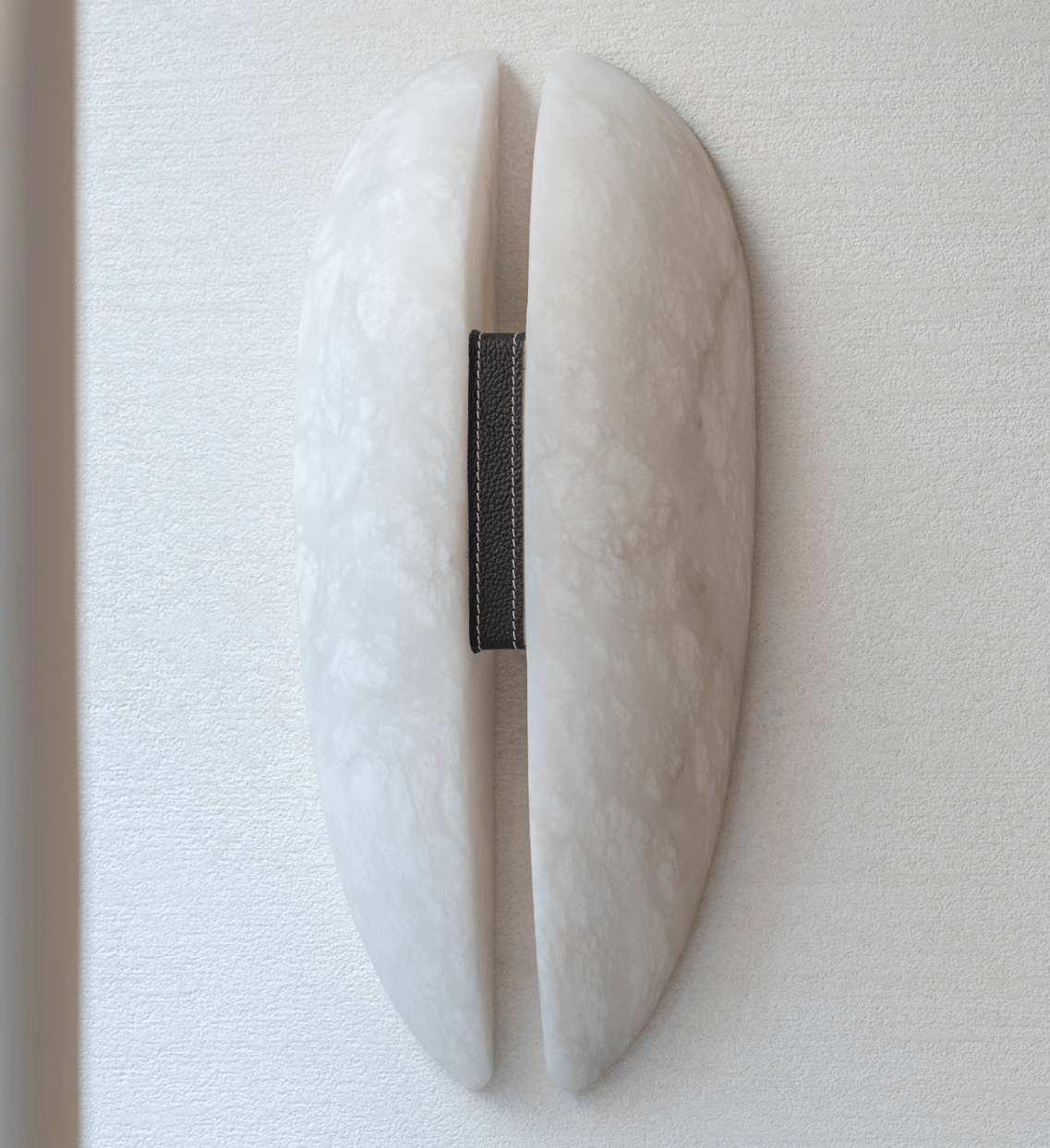 Applique murale moderne Skeggi en Albâtre Noir et blanc