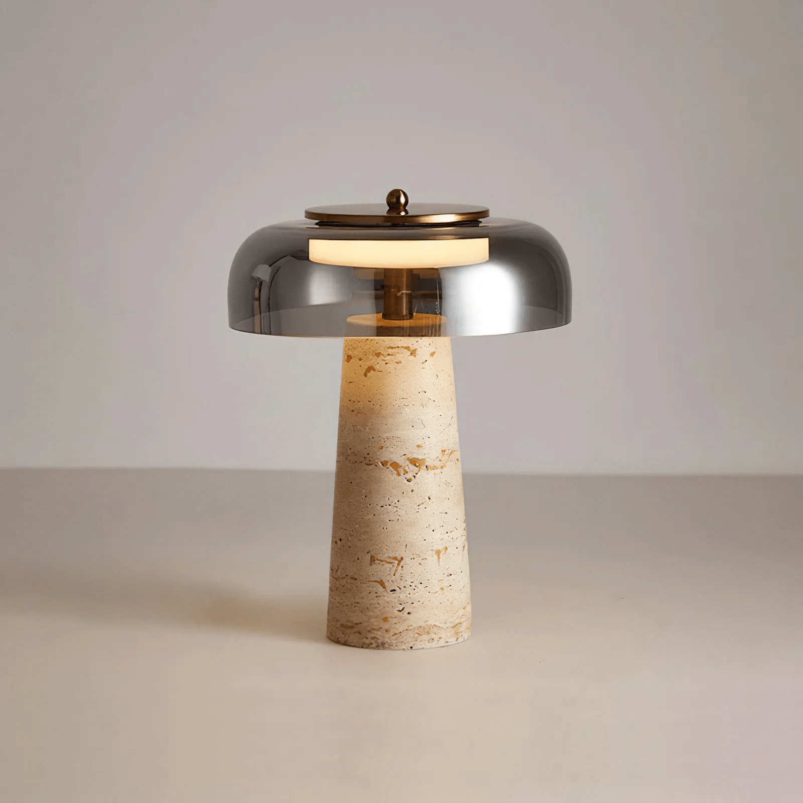 Lampe à poser moderne Kaino en Smoky gris et travertin jaune