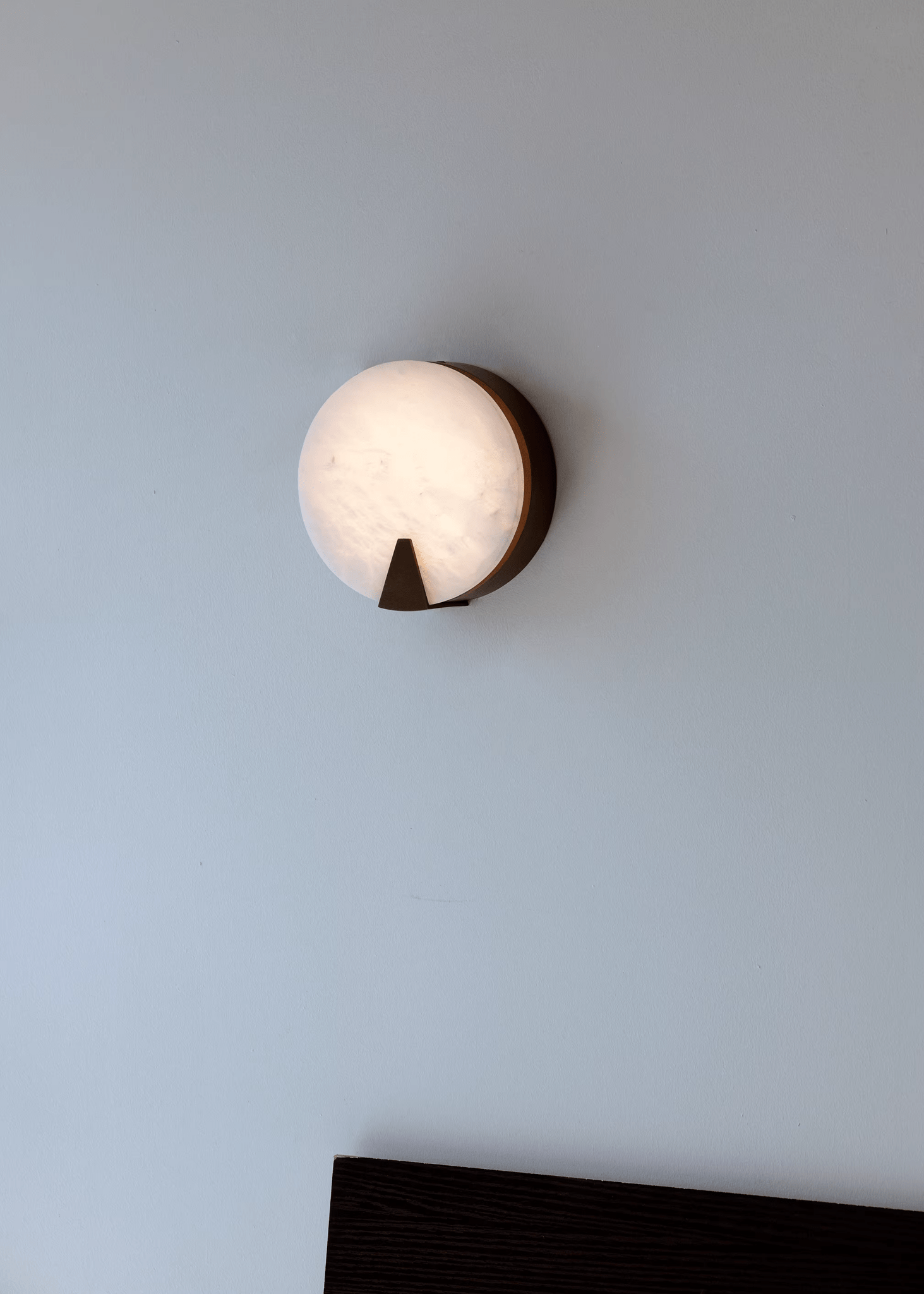 Applique murale moderne Agust en Albâtre Blanc et bronze