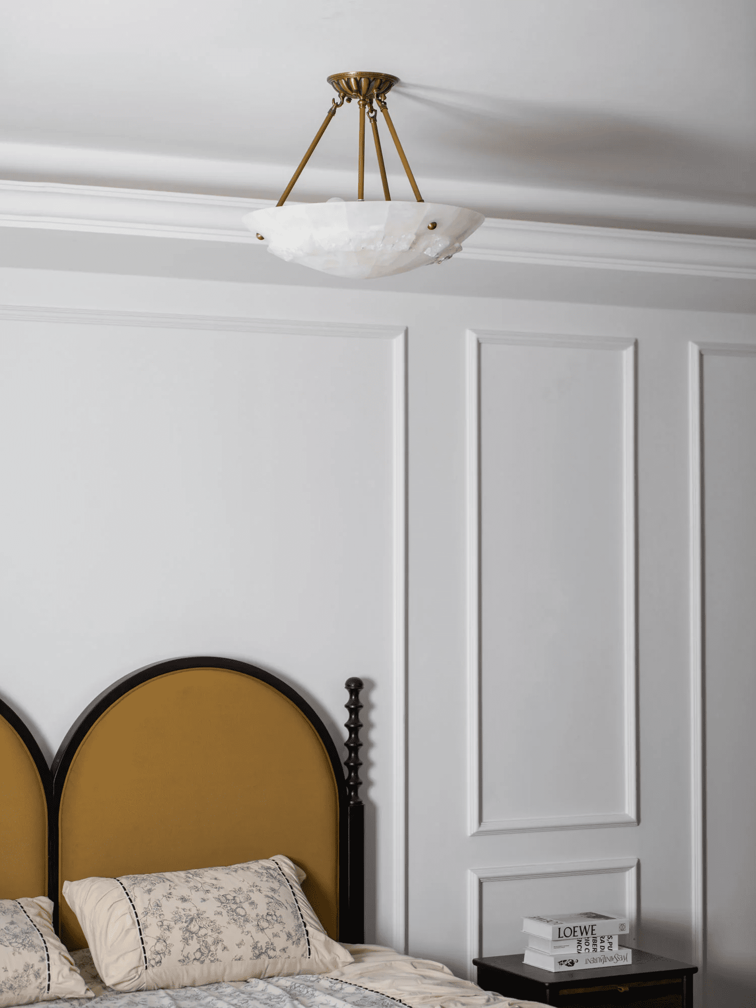 Plafonnier moderne Ainsley en Albâtre Laiton ancien et blanc