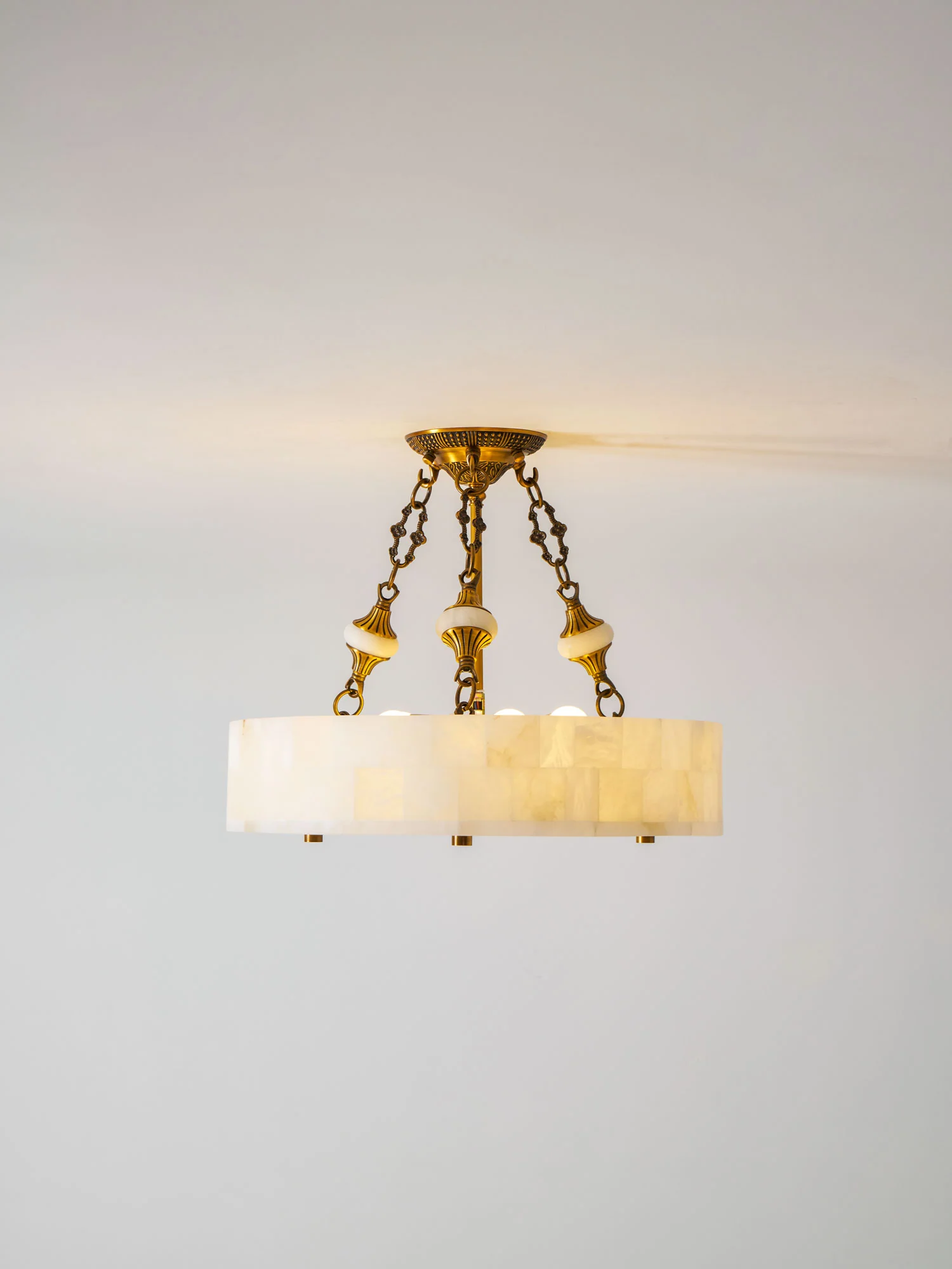 Plafonnier moderne Lyon en Albâtre Laiton ancien et blanc
