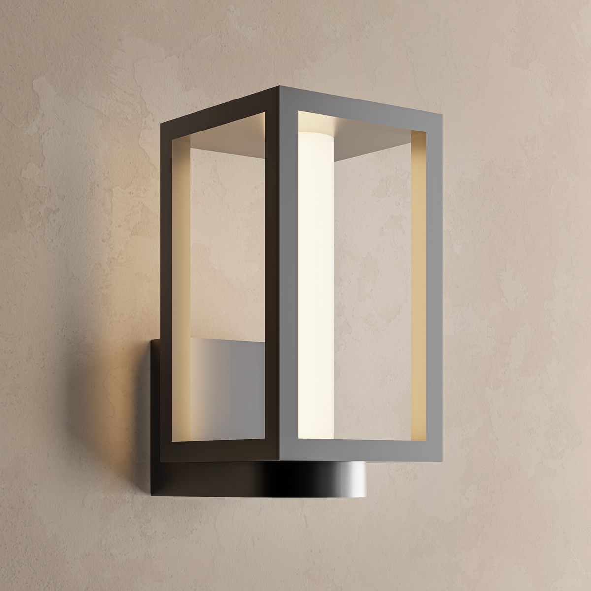 Applique extérieure lanterne noire en inox allumée en blanc chaud sur un mur enduit beige