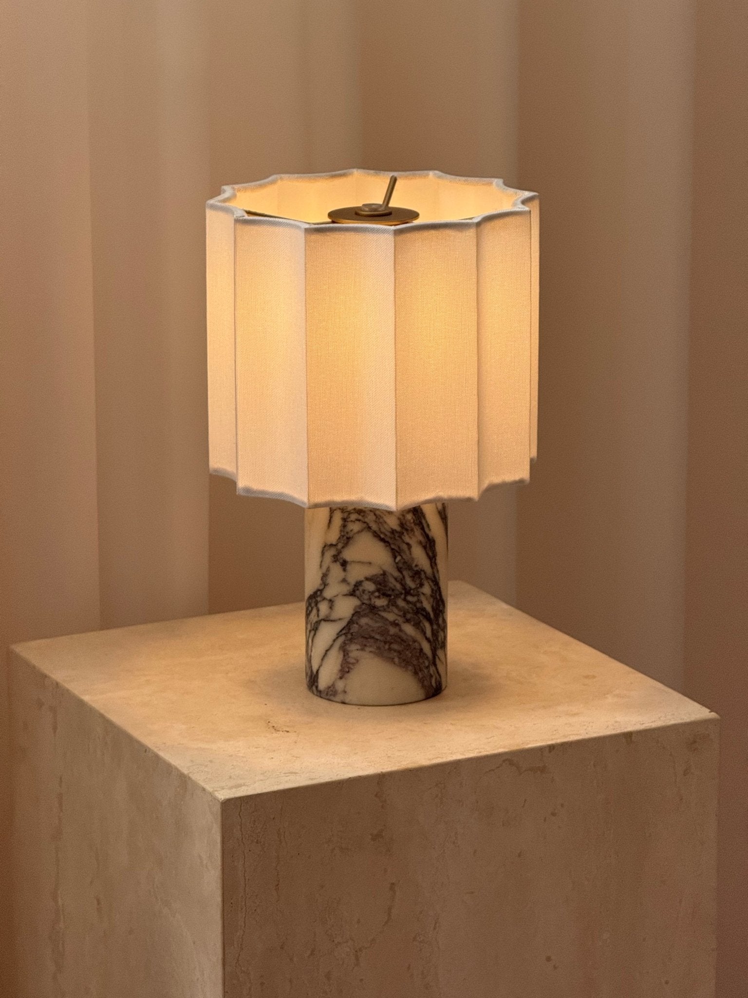 Lampe à poser moderne Evan en Marbre Noir et blanc