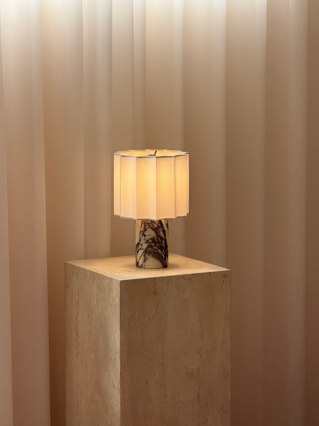 Lampe à poser moderne Evan en Marbre Noir et blanc