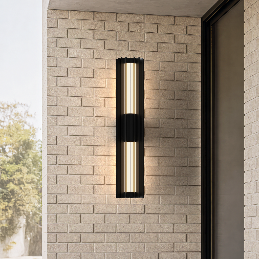 Applique extérieure noire à lames, taille Moyen (61 cm) à deux sections lumineuses, sur une façade en brique claire