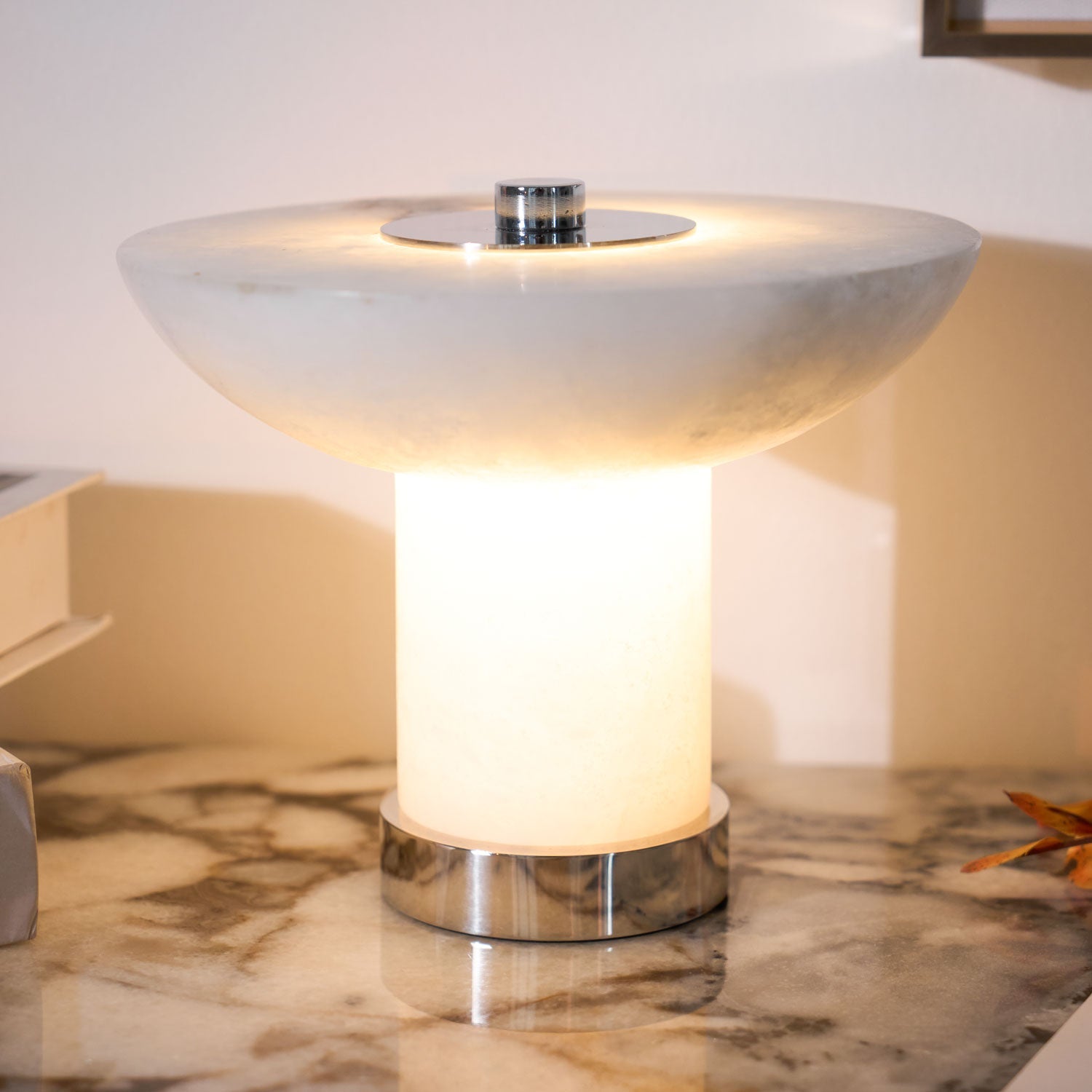 Lampe à poser moderne Ottar en Albâtre Chrome et blanc