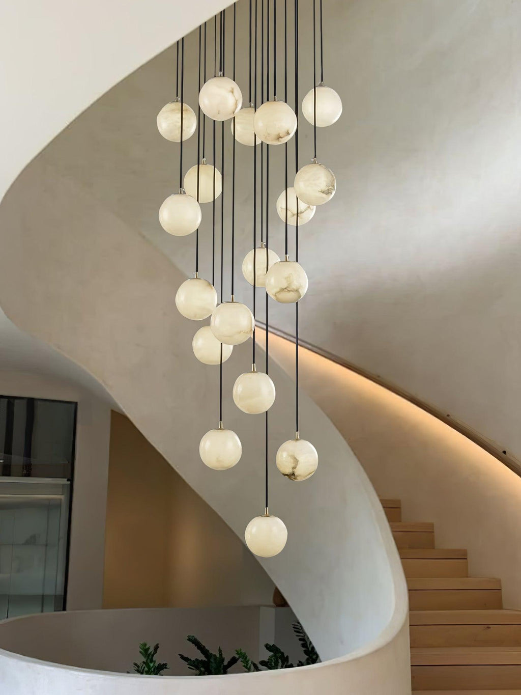 Lustre moderne Mikko en Albâtre Noir et blanc